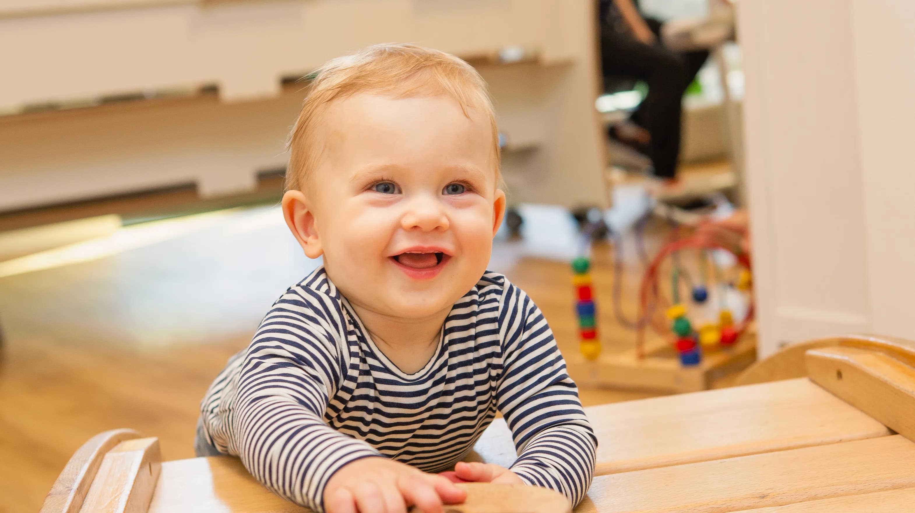 Kind klimt op speeltoestel bij kinderopvang Kind&co ludens