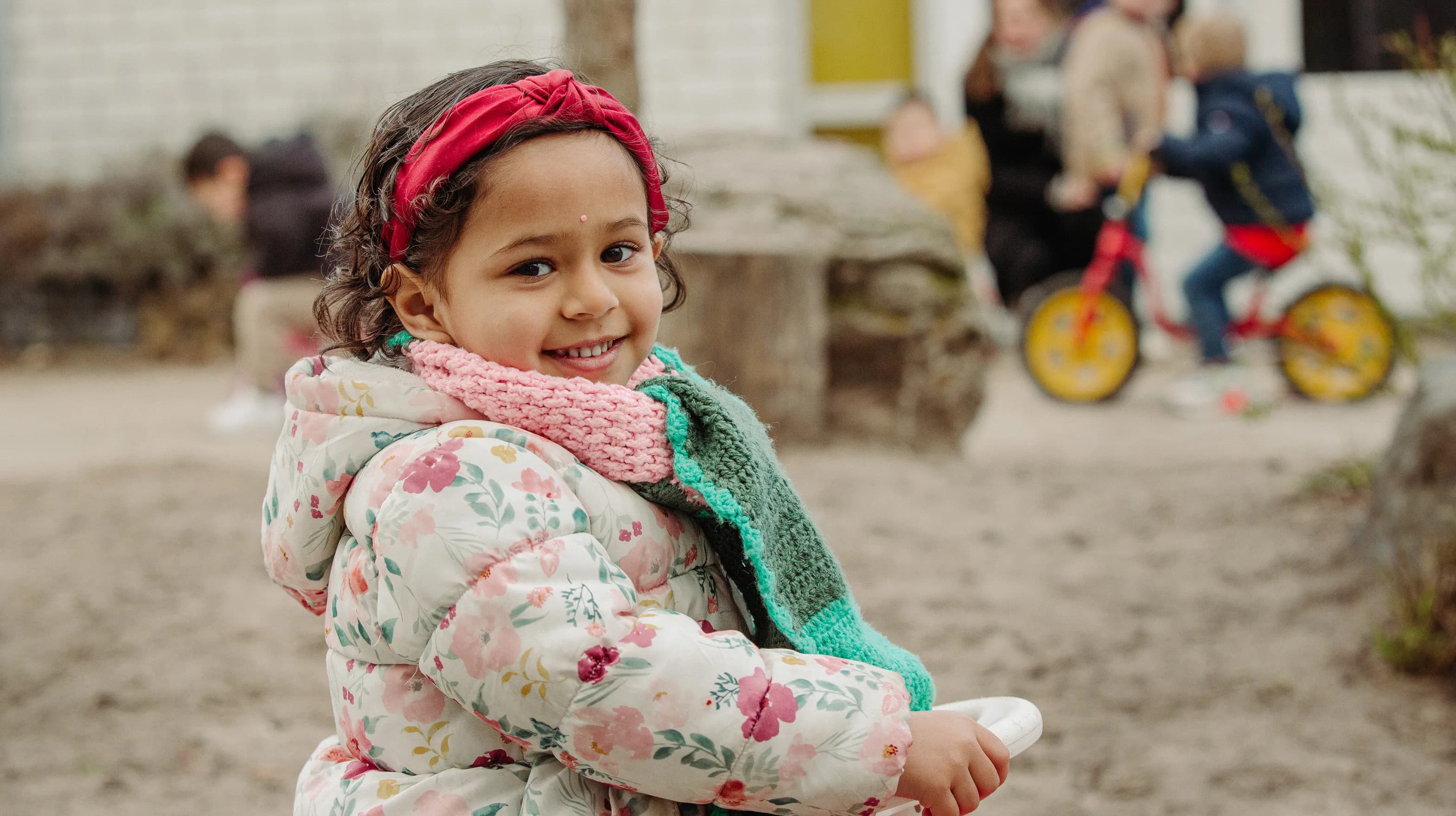 Kind van de peutergroep speelt lekker buiten bij kinderopvang Kind&co ludens