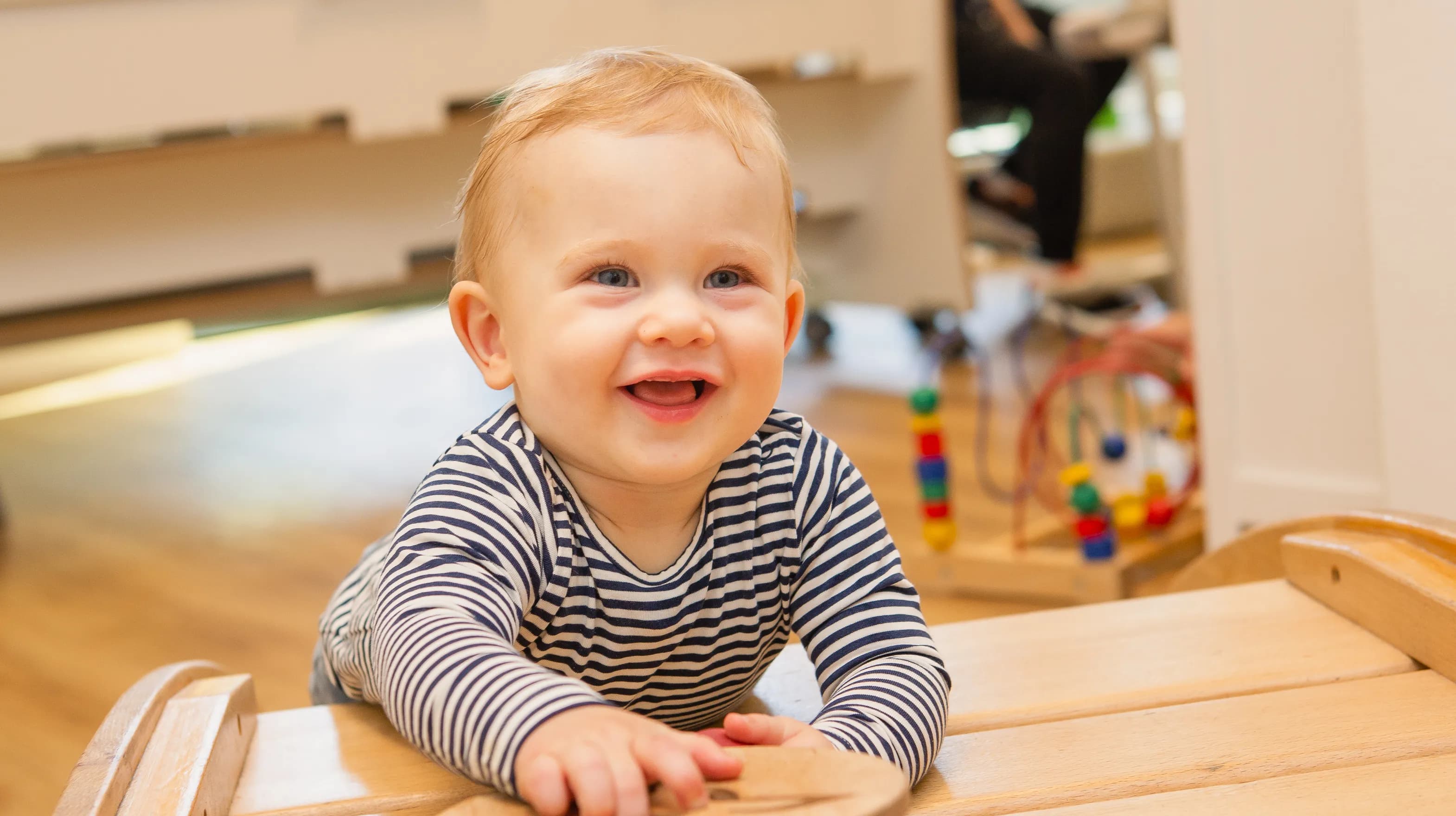 Kind klimt op speeltoestel bij kinderopvang Kind&co ludens