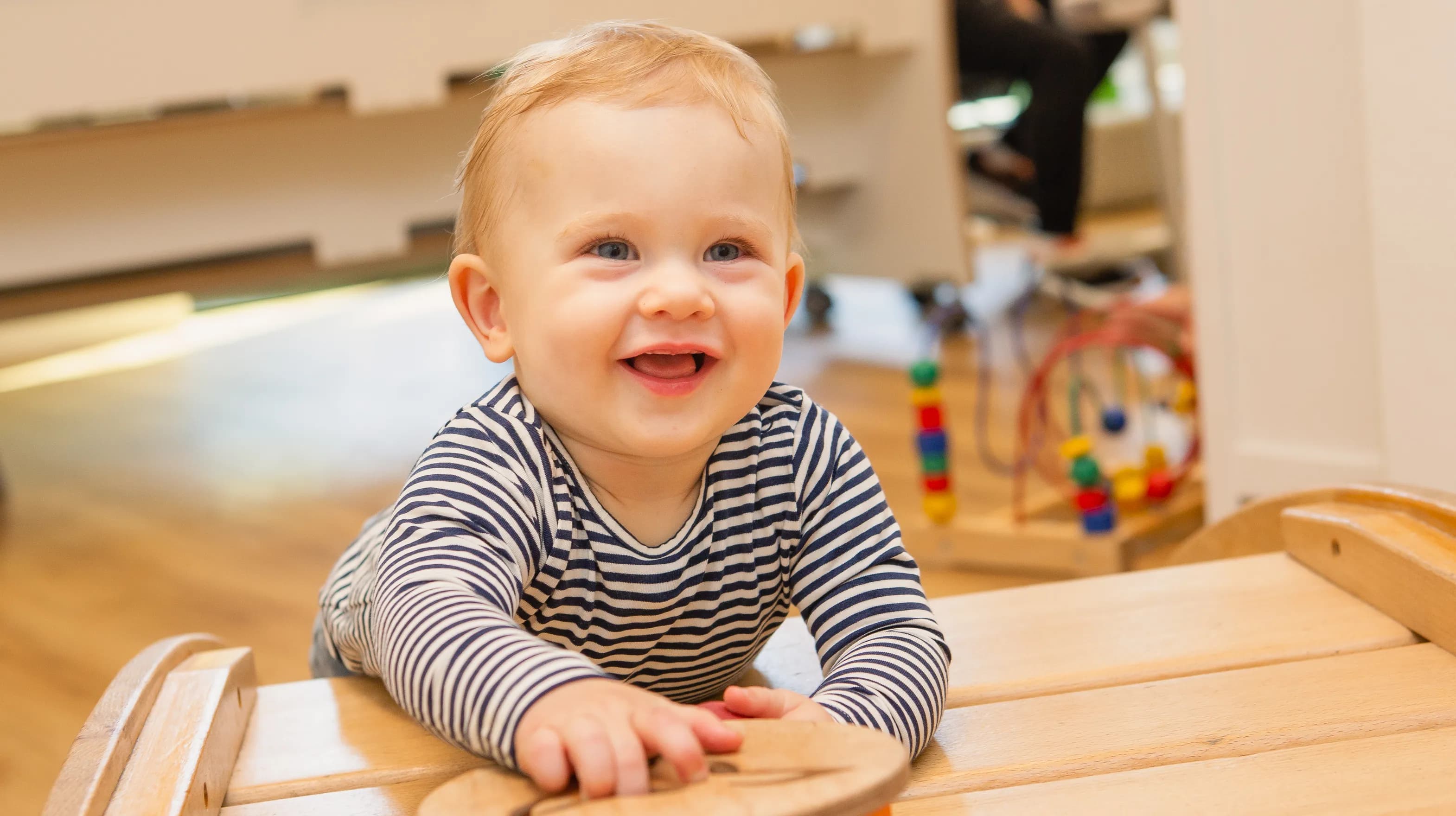 Kind klimt op speeltoestel bij kinderopvang Kind&co ludens