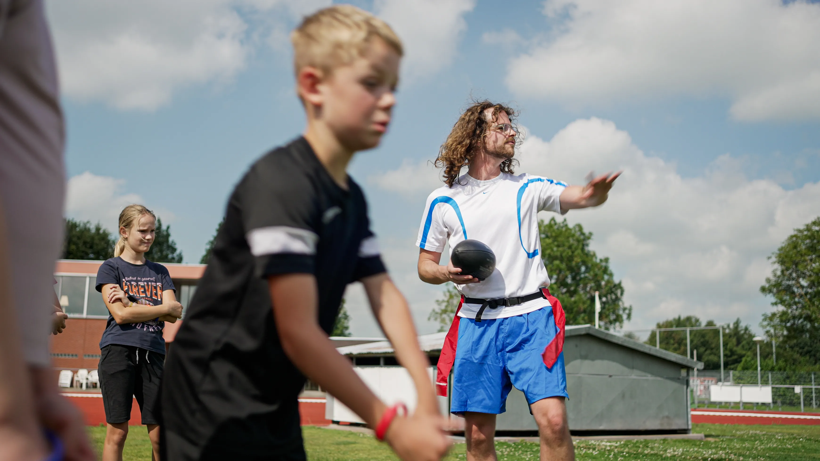 Collega is met kinderen in beweging op een BSO