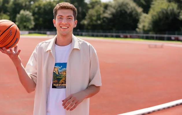 Collega met bal op een sportveld op de BSO