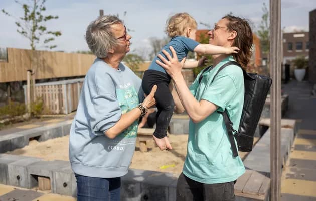Pedagogisch medewerker geeft overdracht aan ouder bij kinderopvang Kind&co ludens