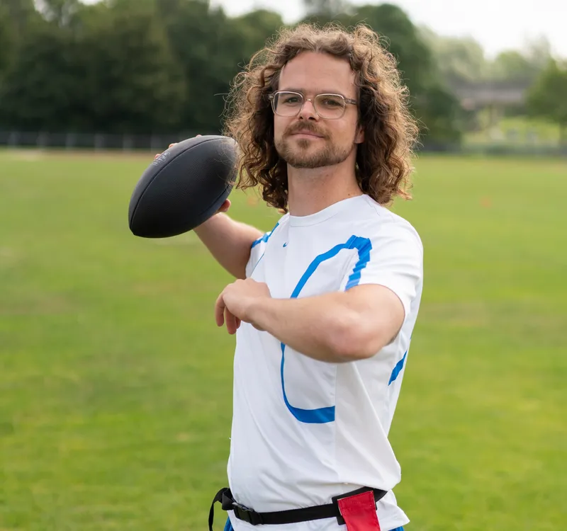 Collega op een sportveld met bal op de BSO