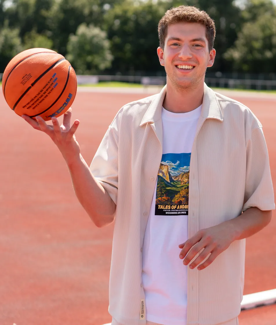 Collega met bal op een sportveld op de BSO
