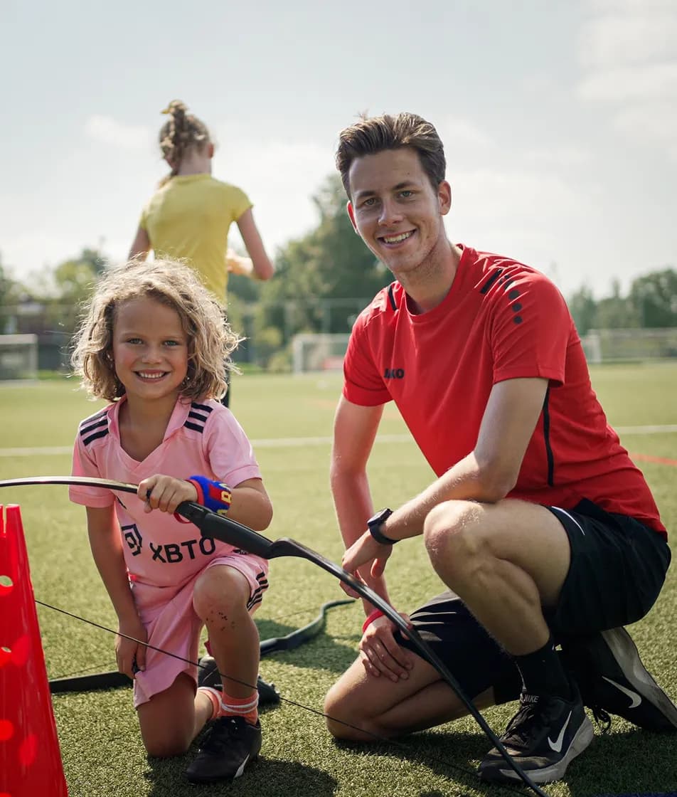 Collega en kind sporten samen op de BSO
