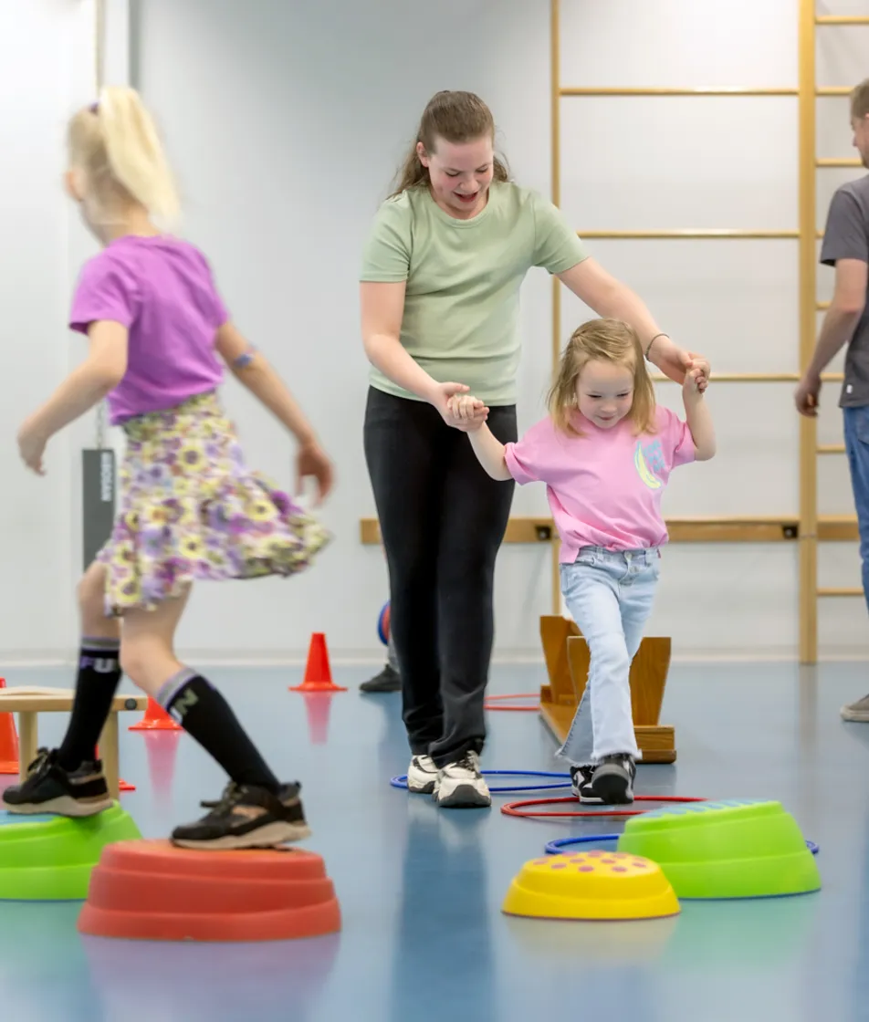 kinderen spelen binnen in de gymzaal bij kinderopvang Kind&co ludens