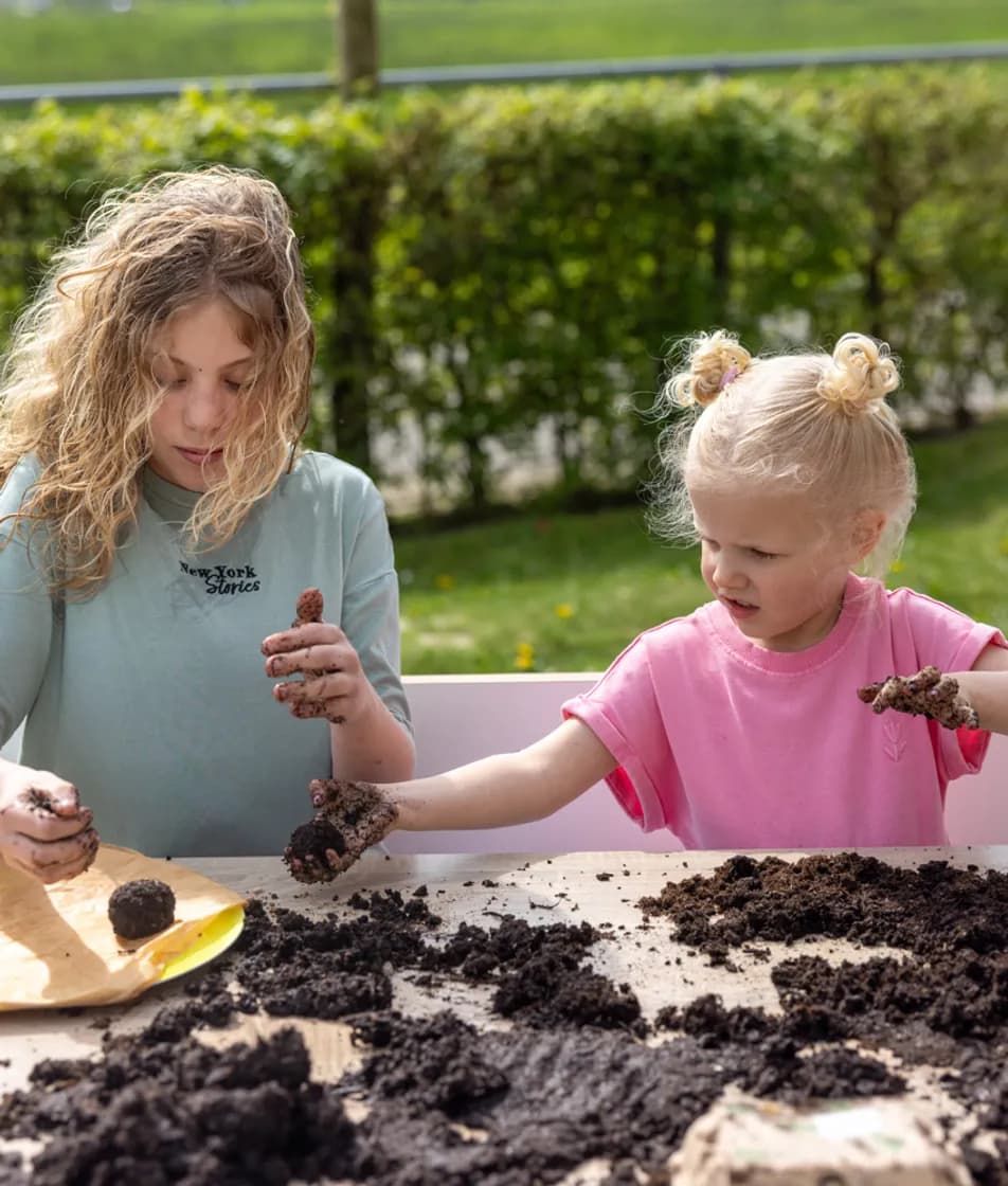 Kinderen zaaien zaadjes bij kinderopvang Kind&co ludens