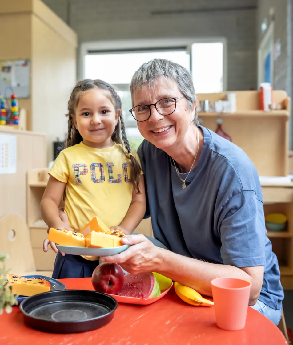Kind speelt met pedagogisch medewerker in kinderkeuken bij kinderopvang Kind&co ludens