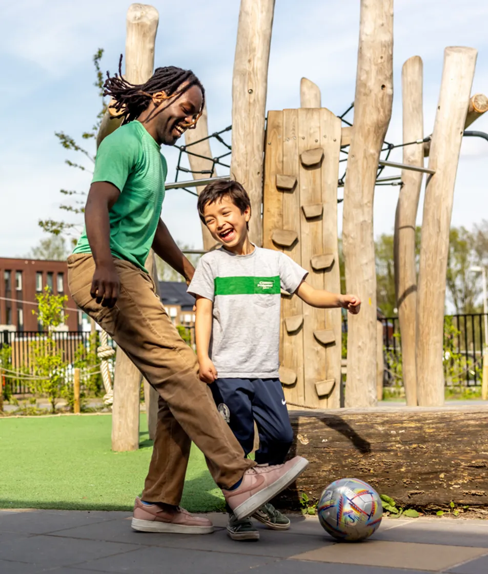 Kinderen voetballen bij kinderopvang Kind&co ludens
