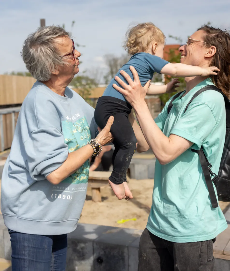 Pedagogisch medewerker geeft overdracht aan ouder bij kinderopvang Kind&co ludens