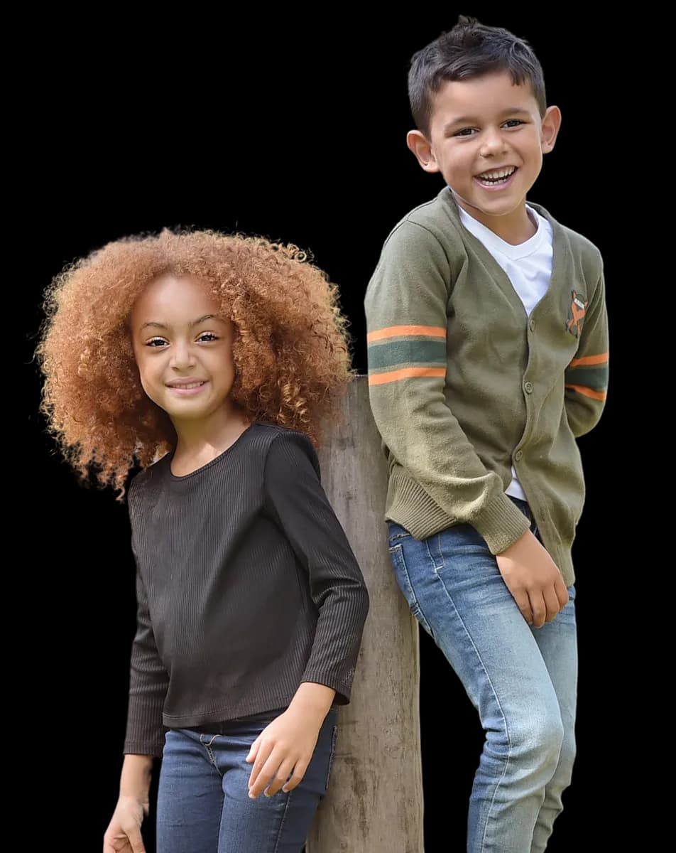 Kinderen poseren bij paal bij kinderopvang Kind&co ludens