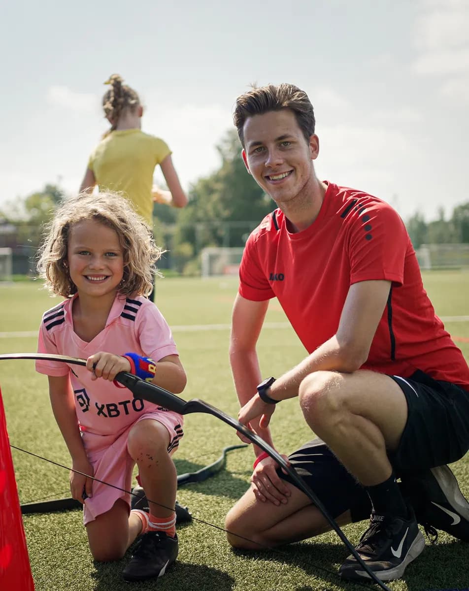 Collega en kind sporten samen op de BSO