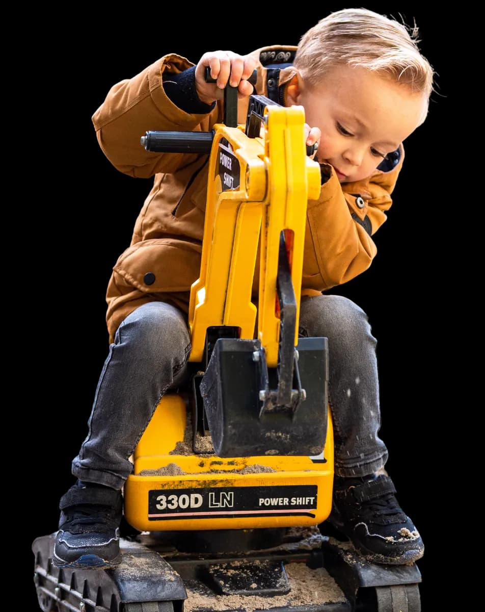 Kind speelt op graafmachine bij kinderopvang Kind&co ludens