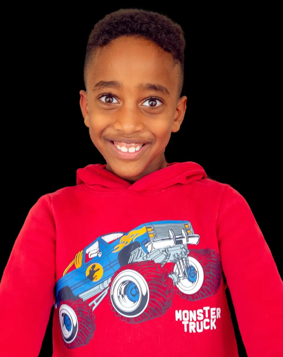 Kind poseert heel blij bij kinderopvang Kind&co ludens