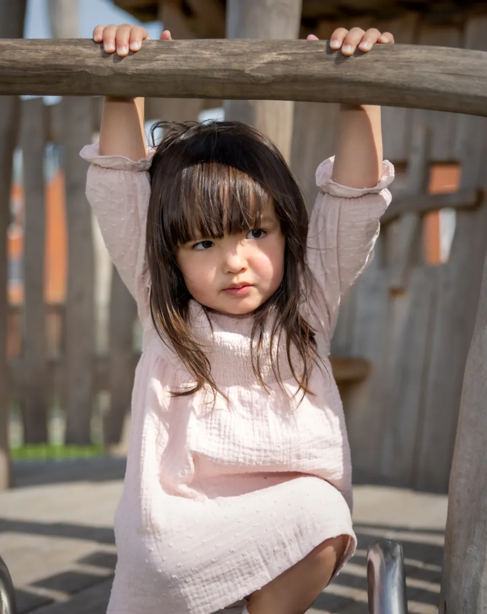 Kind speelt buiten bij kinderopvang Kind&co ludens