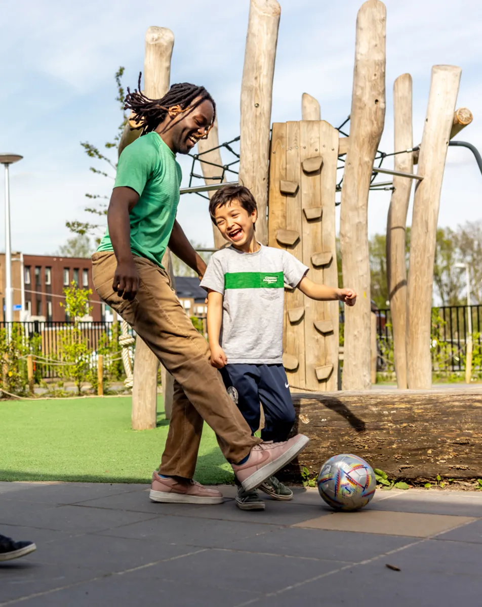 Kinderen voetballen bij kinderopvang Kind&co ludens