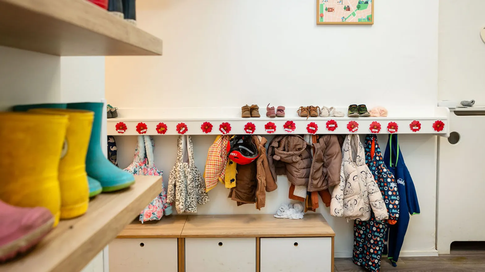De hal met kapstok van kinderdagverblijf Nijntje, kinderopvang Kind&co ludens