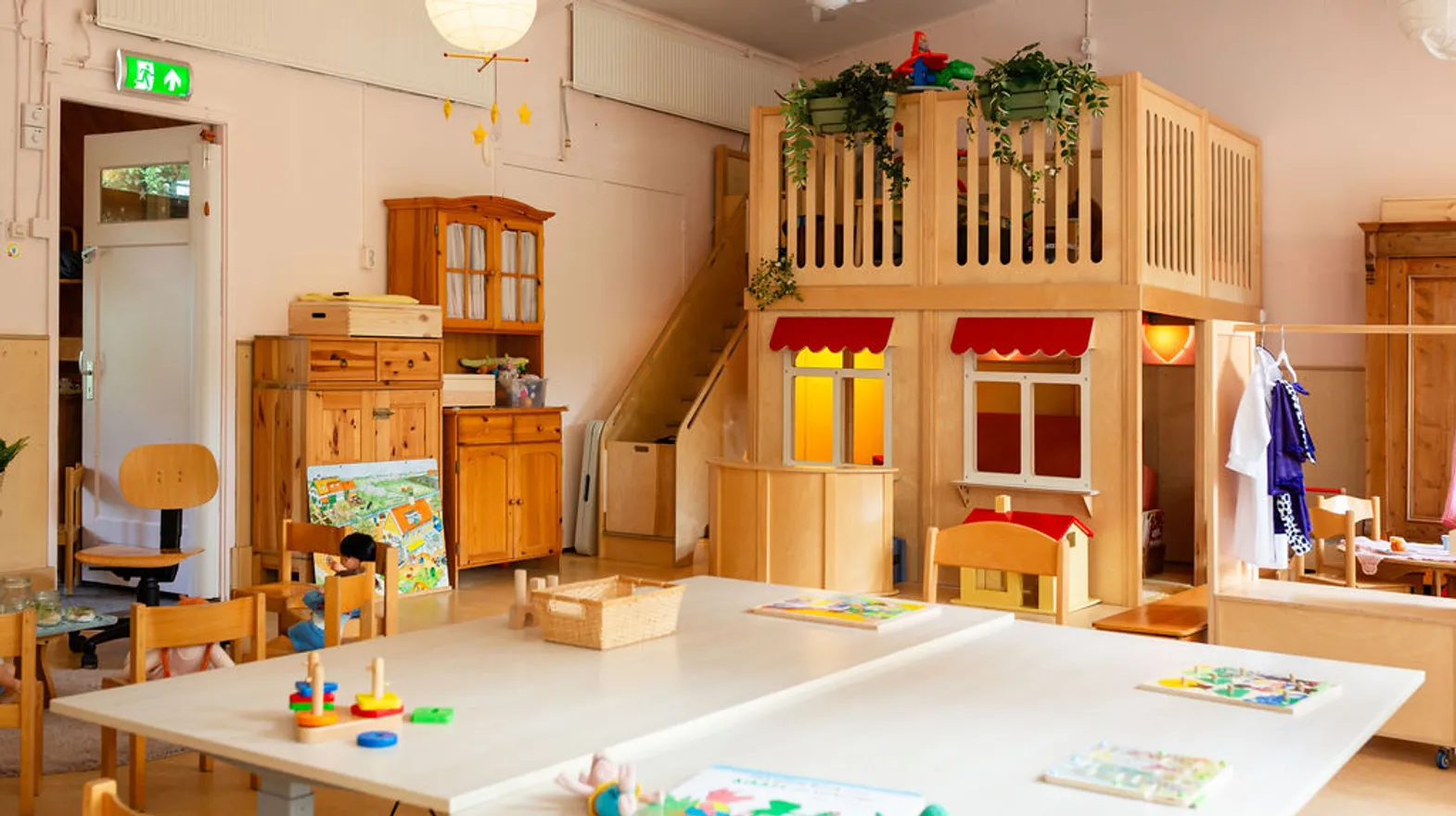 De groepsruimte met klimtoestel van Oog in Al bij kinderopvang Kind&co Ludens