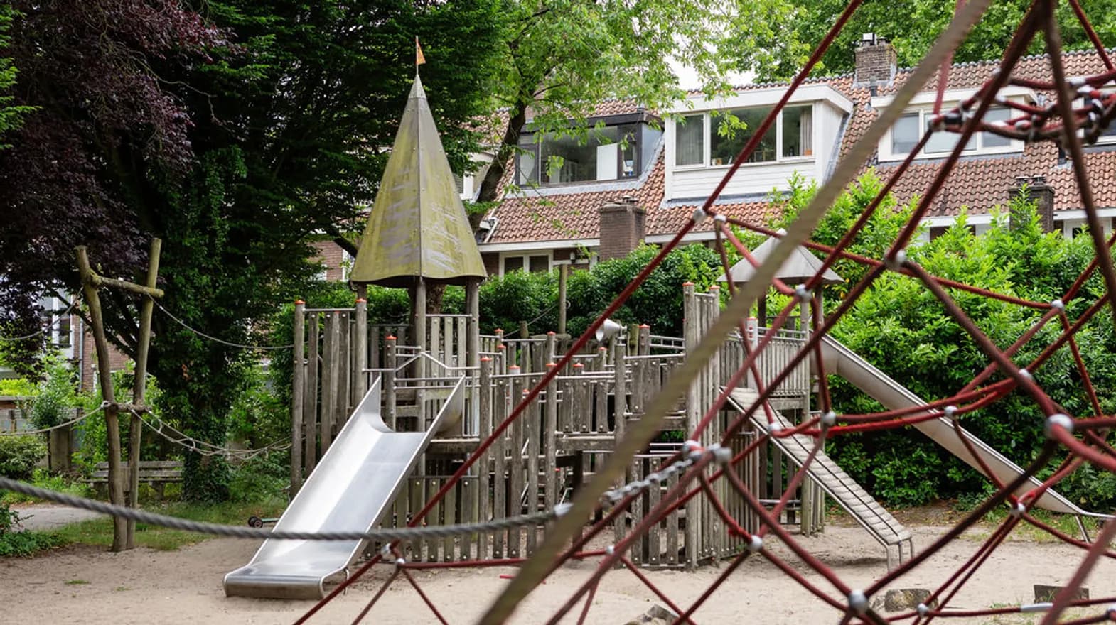 Het klimtoestel in de tuin van buitenschoolse opvang de Boog, kinderopvang Kind&co Ludens