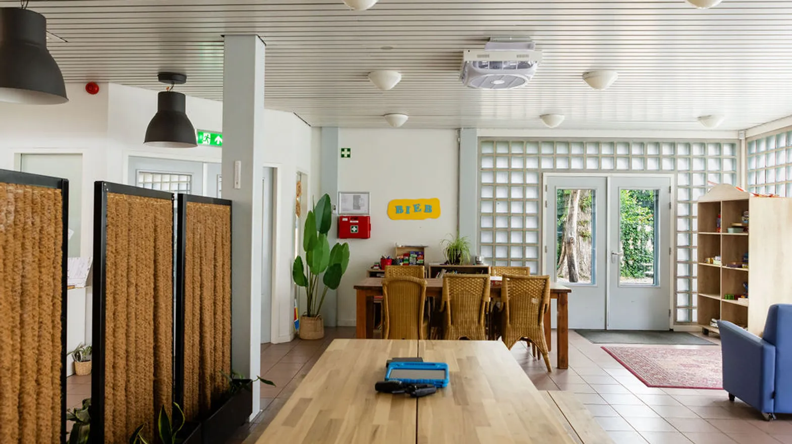 De groepsruimte met lees en chillhoek bij buitenschoolse opvang Cremertuin, kinderopvang Kind&co Ludens